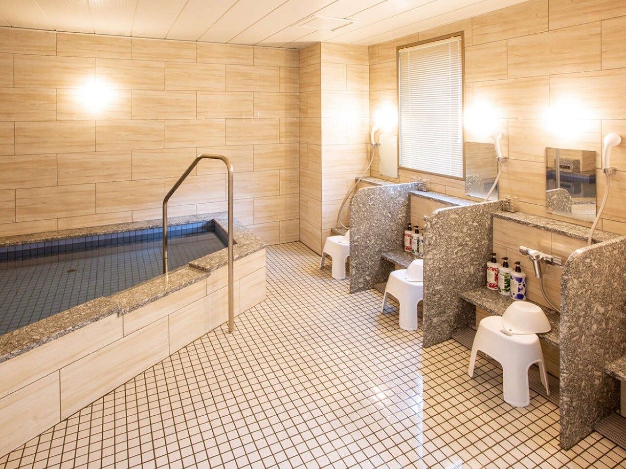 男性用浴場　洗い場